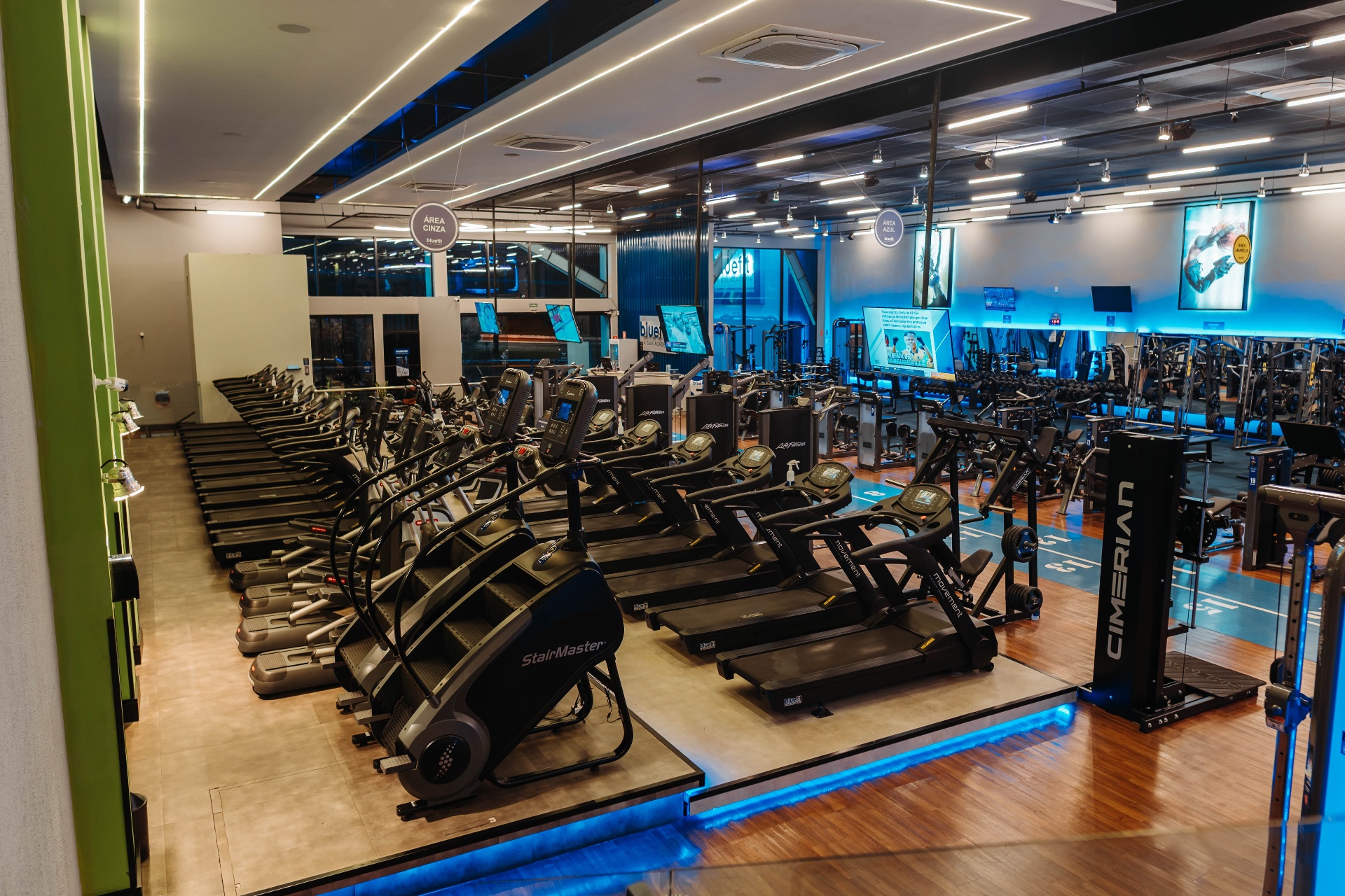 Área de cardio com esteiras e StairMaster